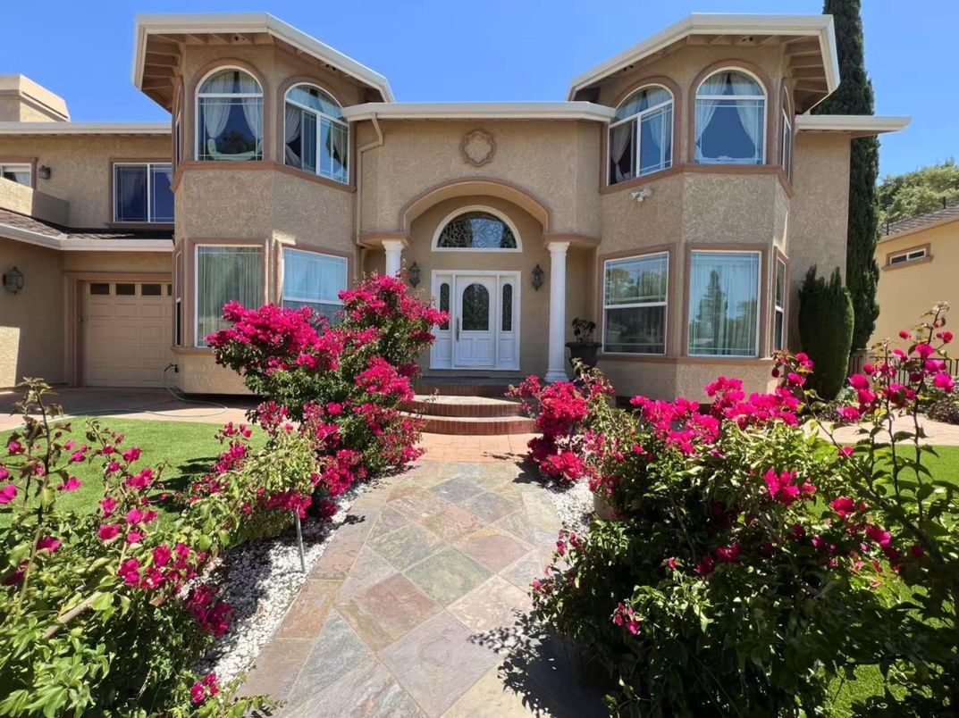Attached, Exterior, Facade, Mediterranean