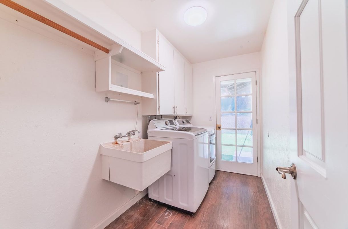 Interior, Washer, Wood Texture Flooring