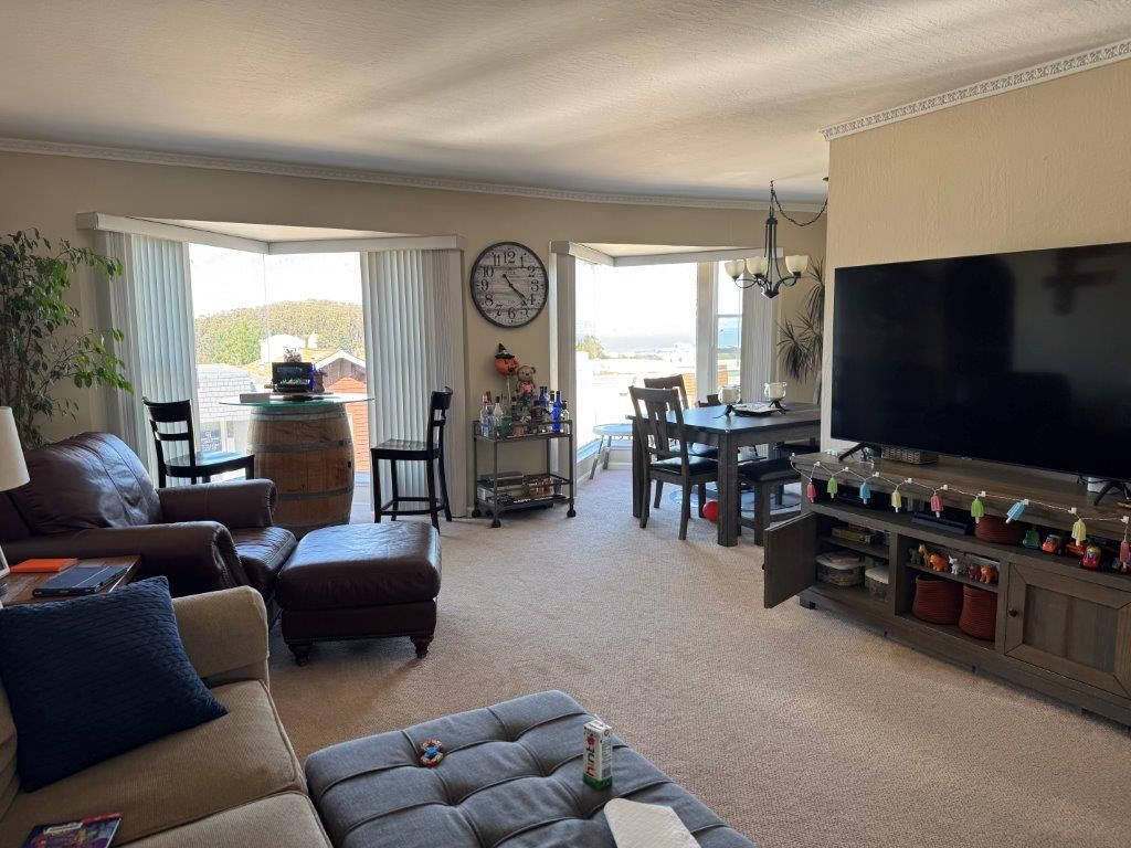 Chandelier, Dining room, Interior, Living room