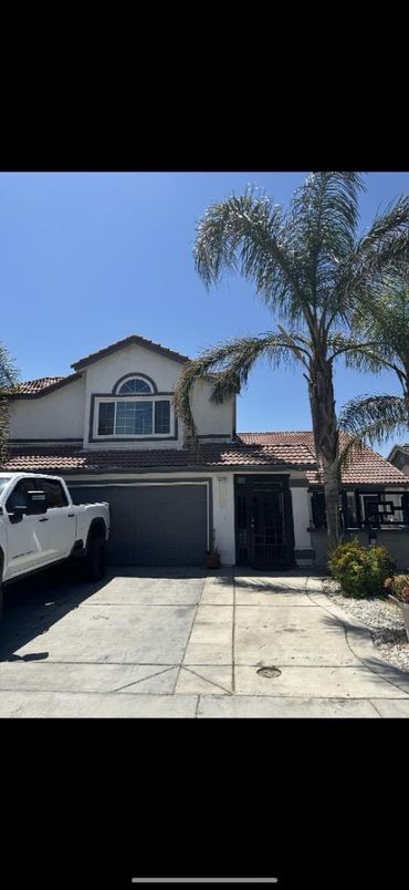 Attached, Exterior, Facade, Mediterranean