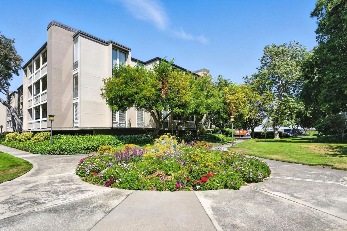 Exterior, Facade, Condo Building
