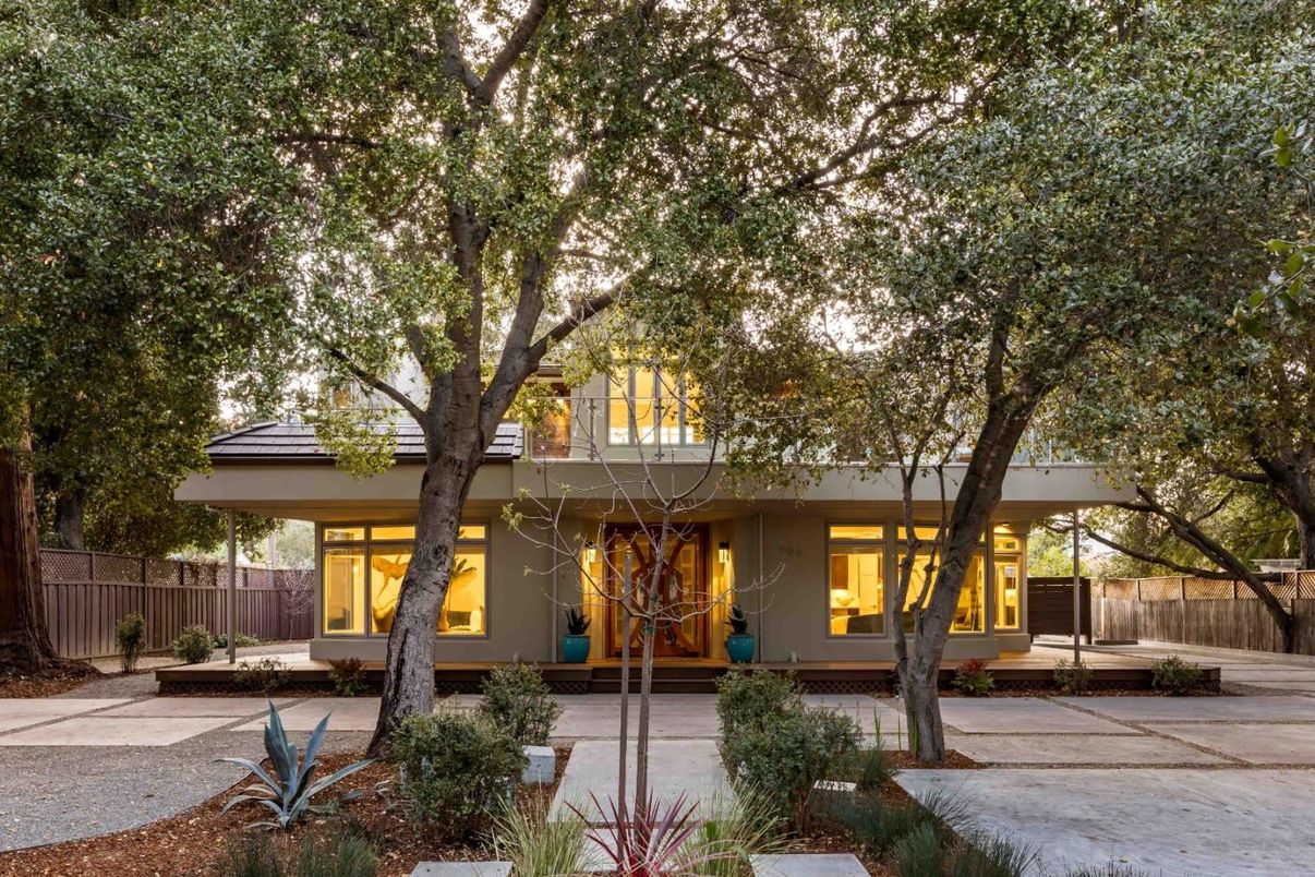 Exterior, Facade, Modern