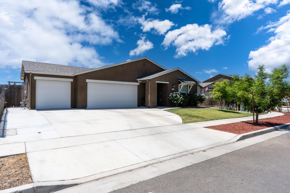 Attached, Exterior, Facade, Ranch