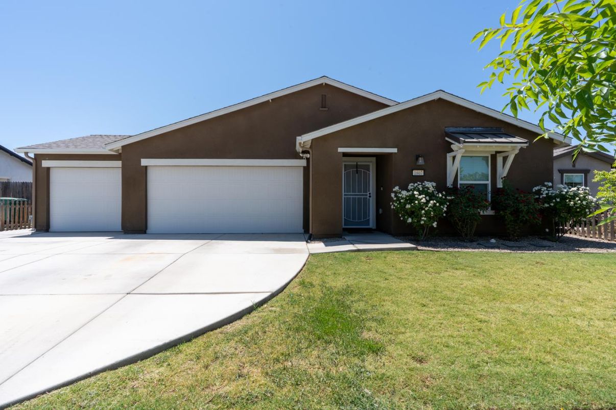 Attached, Exterior, Facade, American Craftsman
