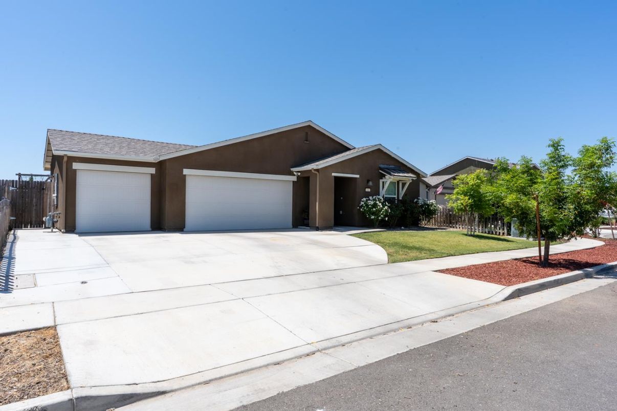 Attached, Exterior, Facade, Ranch