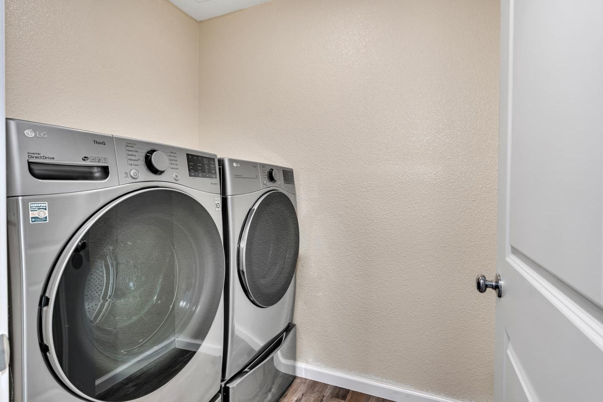 Interior, Washer, Wood Texture Flooring