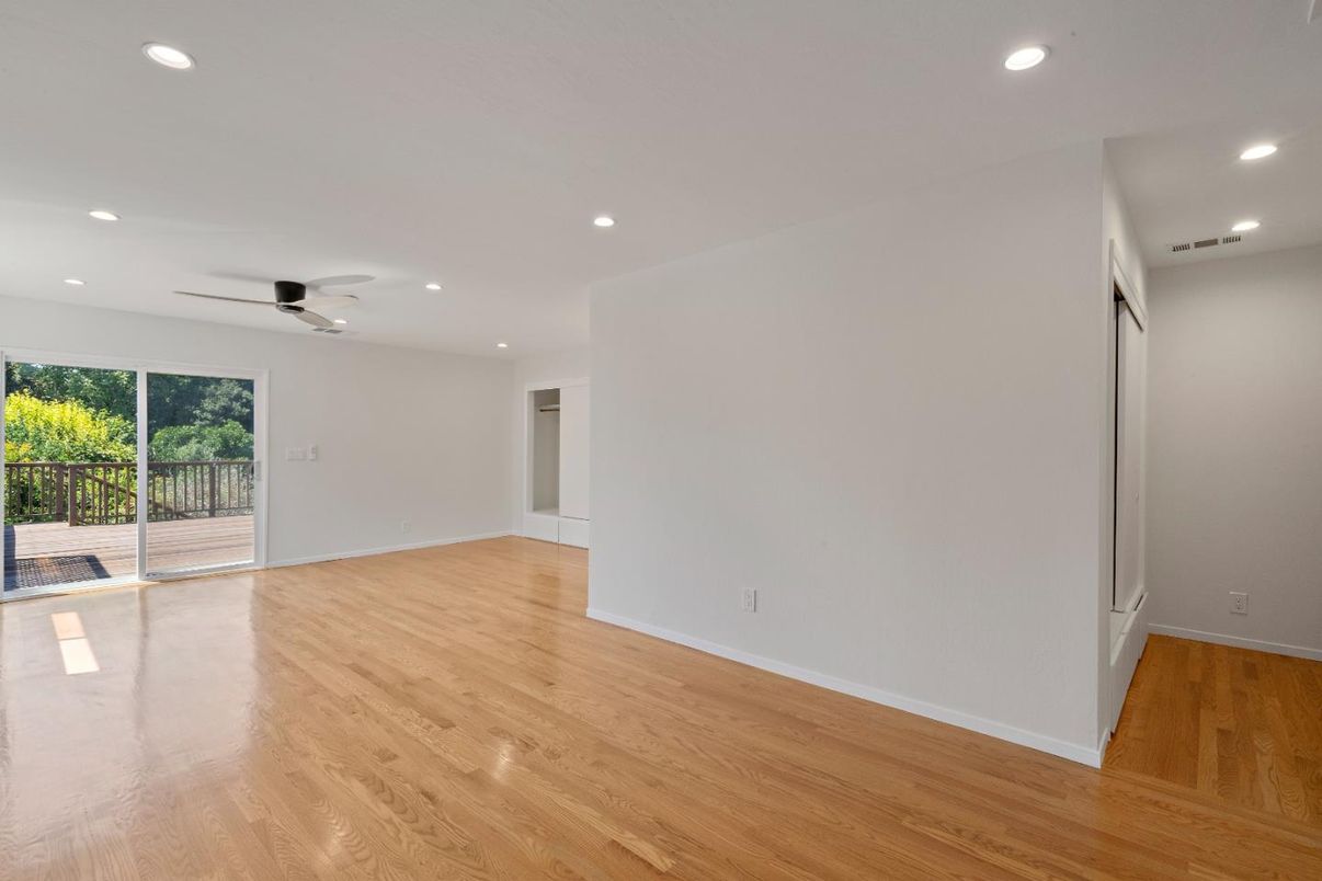 Empty room, Interior, Recessed Lighting, Wood Texture Flooring