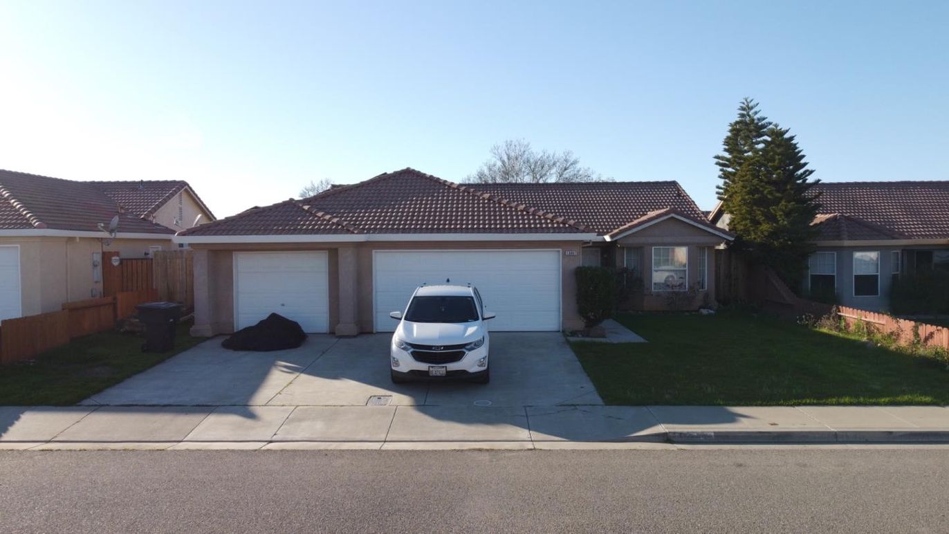 Attached, Exterior, Facade, Mediterranean