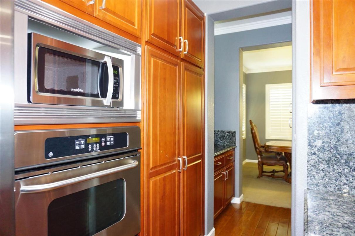 Dining room, Interior, Kitchen, Stainless Steel Appliances, Wood Texture Flooring