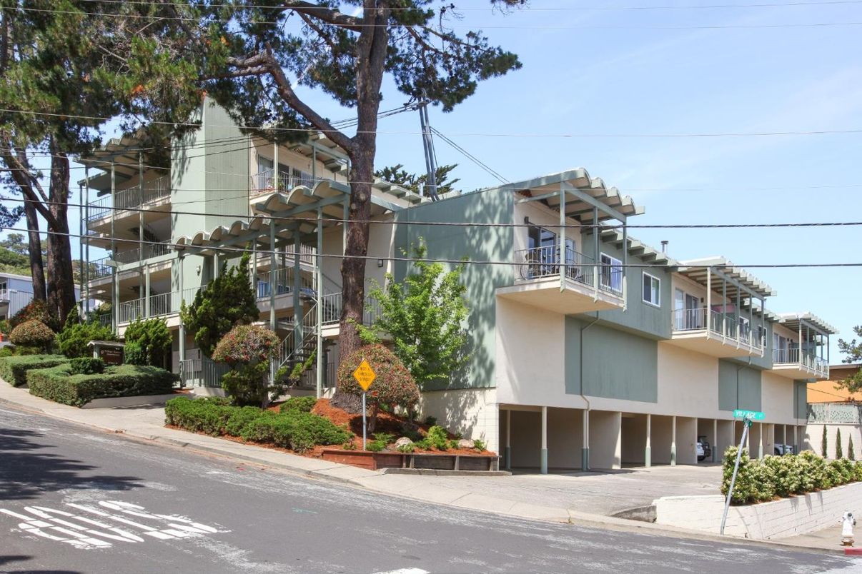 Exterior, Facade, Modern