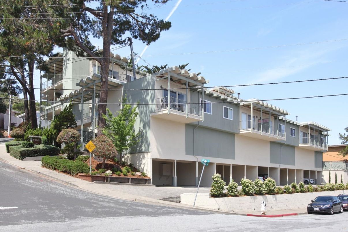 Exterior, Facade, Modern