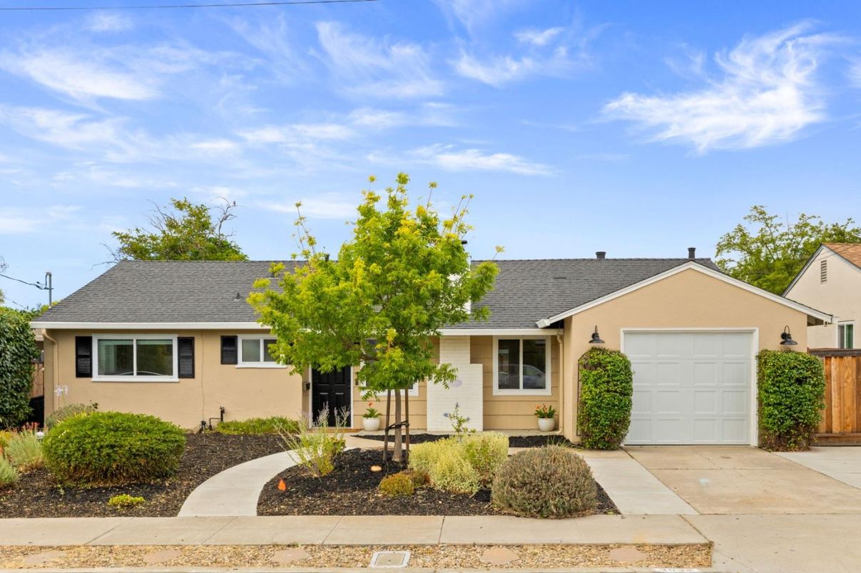 Attached, Exterior, Facade, Ranch