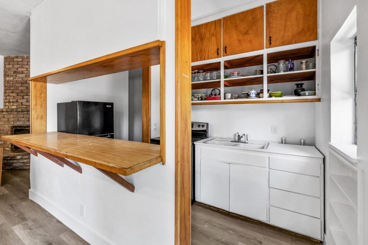 Interior, Washer, Wood Texture Flooring
