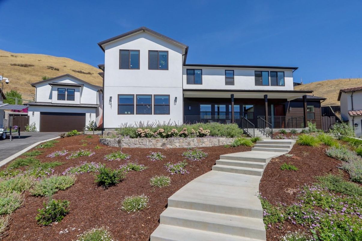 Attached, Exterior, Facade, Farmhouse