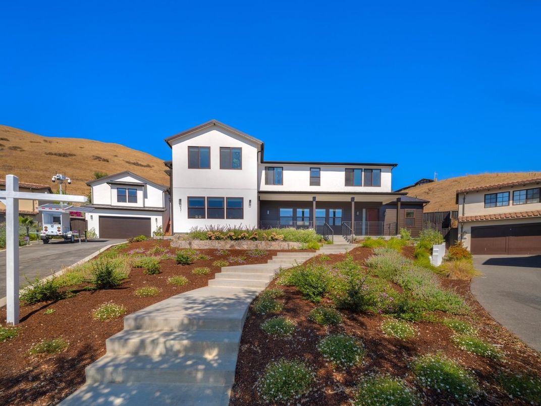 Attached, Exterior, Facade, Farmhouse