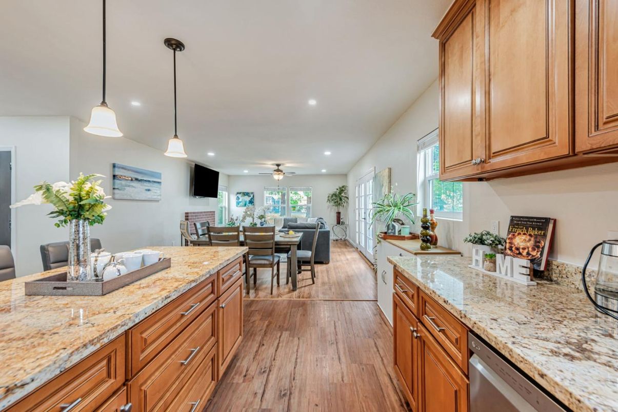 Dining room, Interior, Kitchen, Pendant Lights, Recessed Lighting, Wood Texture Flooring