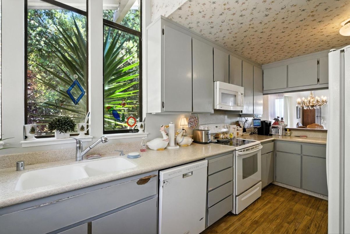 Chandelier, Interior, Kitchen, Wood Texture Flooring