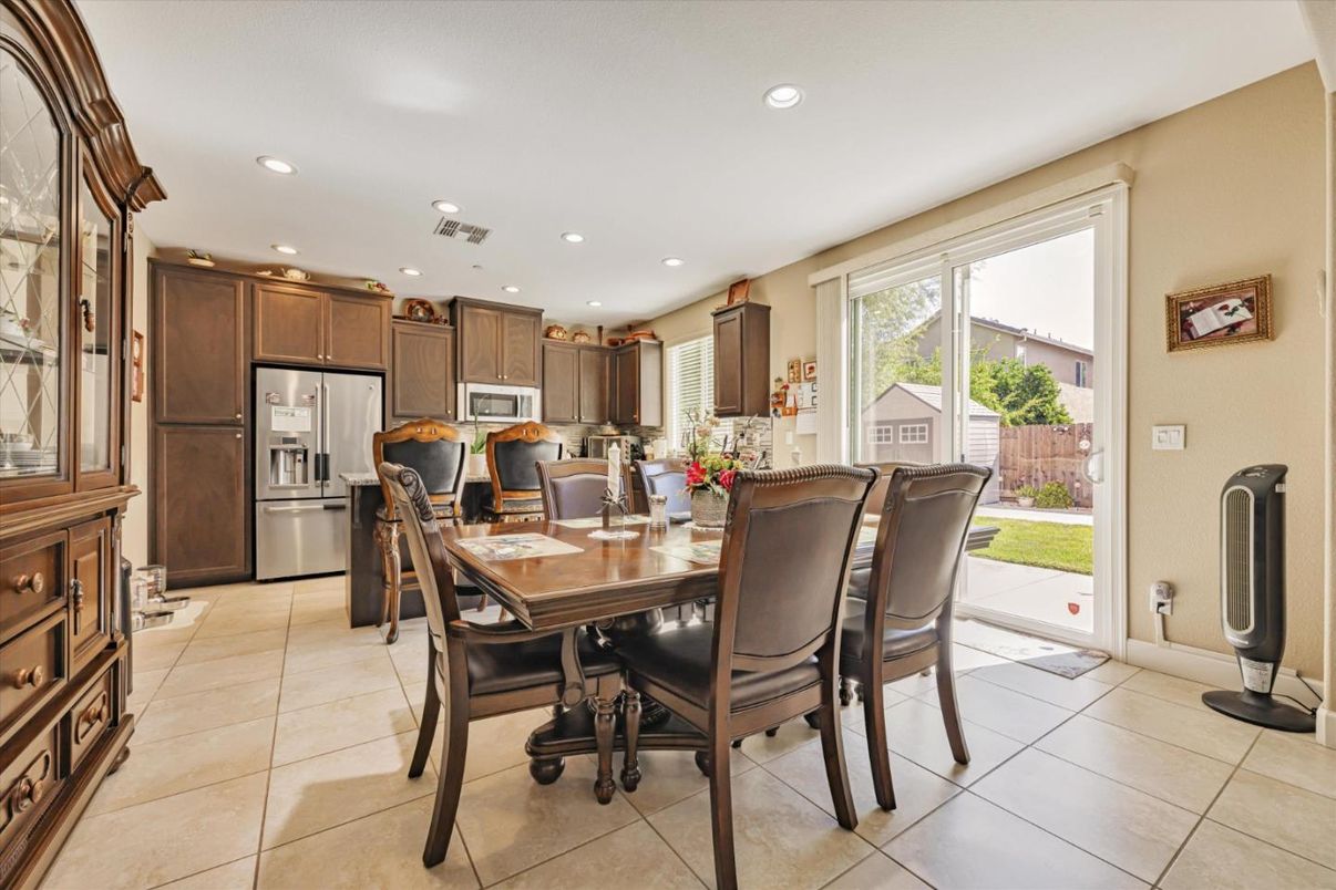 Dining room, Interior, Kitchen, Recessed Lighting, Stainless Steel Appliances