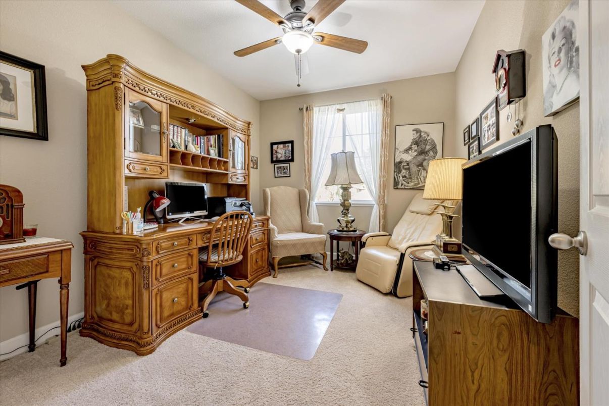 Home Office, Interior
