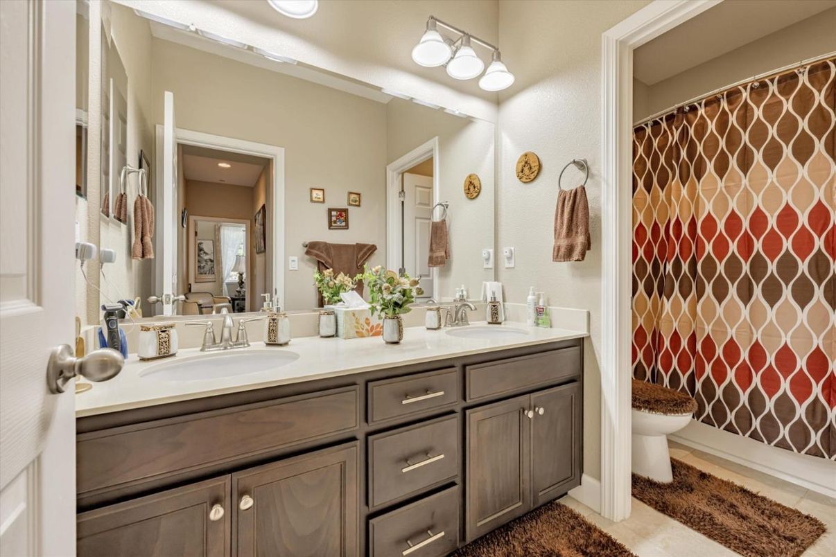 Bathroom, Dual Sink Vanities, Interior