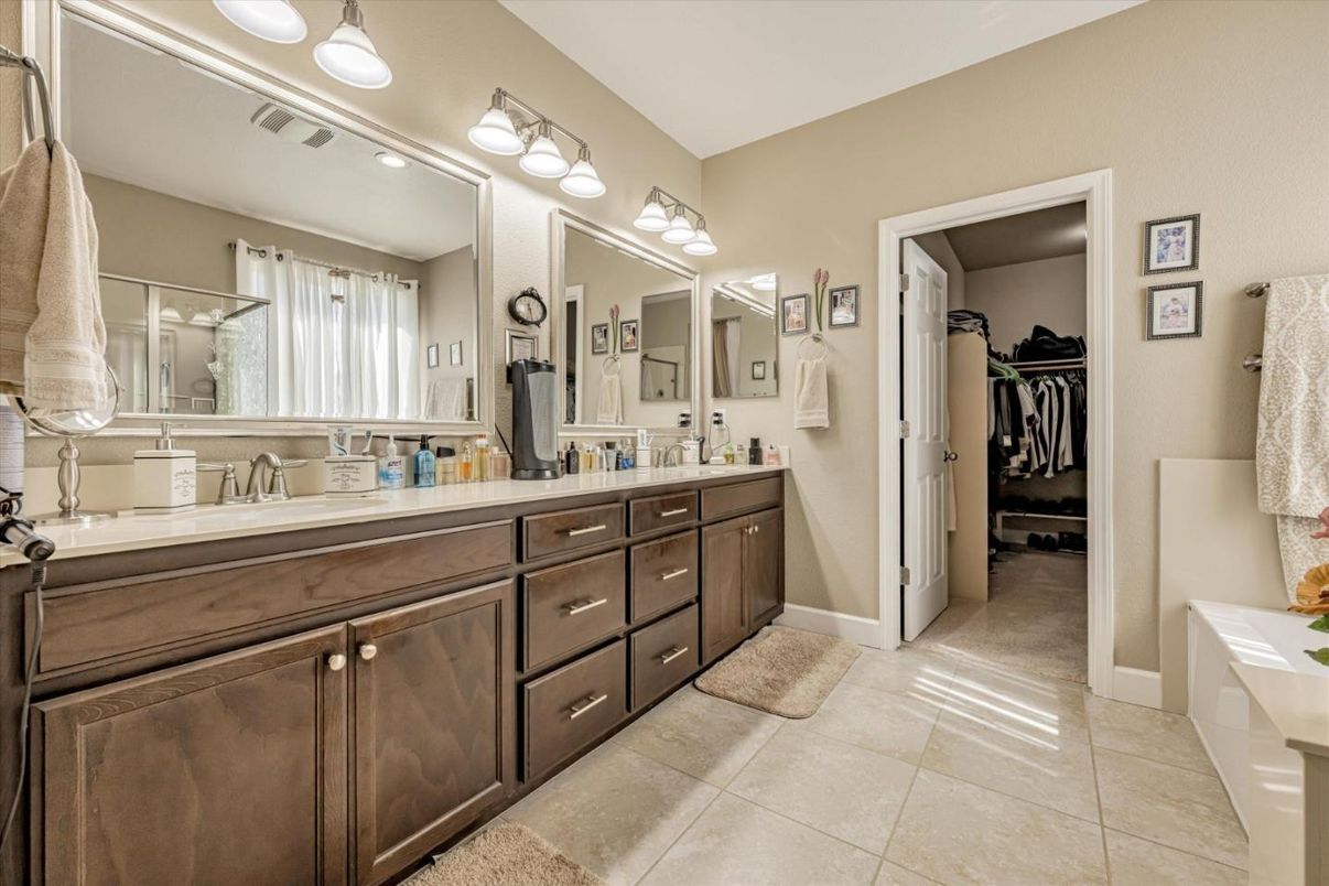 Bathroom, Dual Sink Vanities, Interior