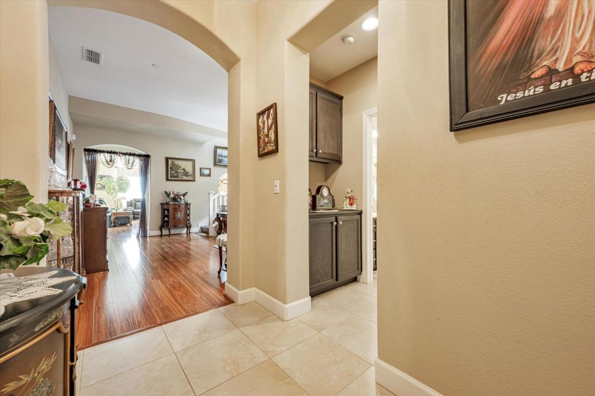 Interior, Recessed Lighting, Wood Texture Flooring