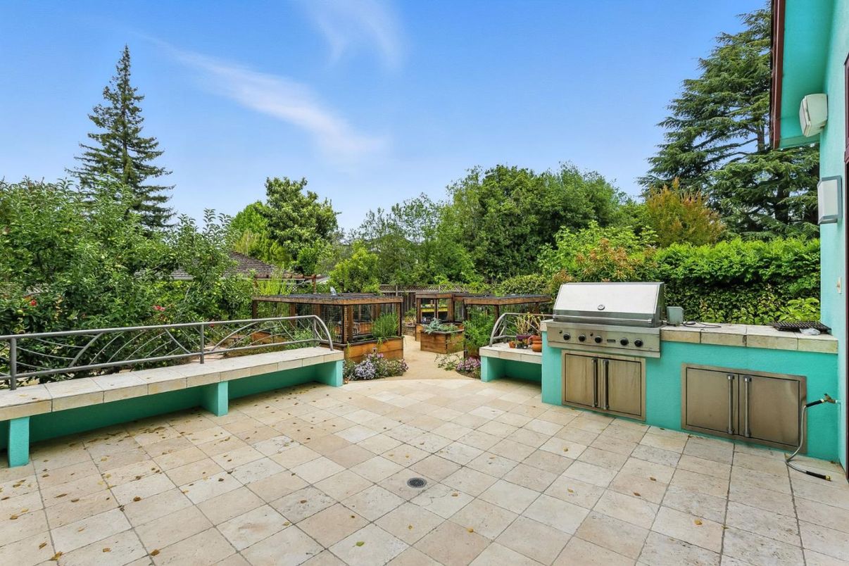 Exterior, Outdoor Kitchen