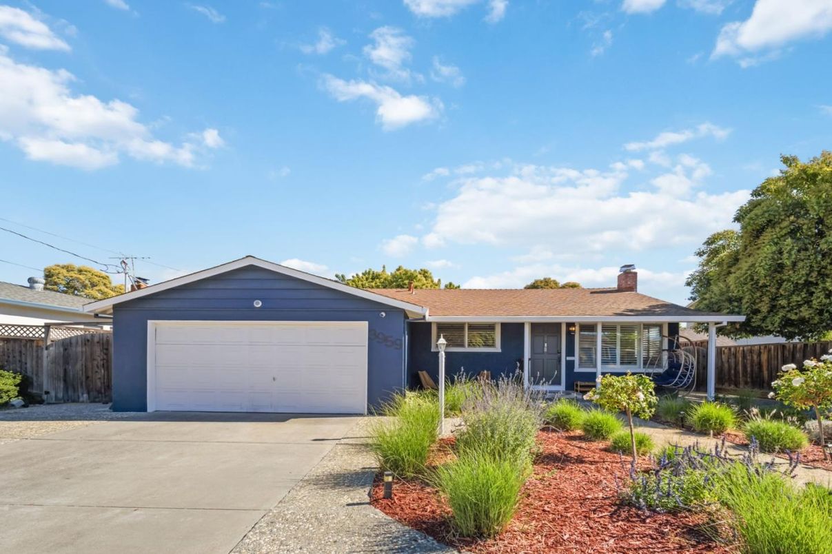 Attached, Exterior, Facade, Ranch