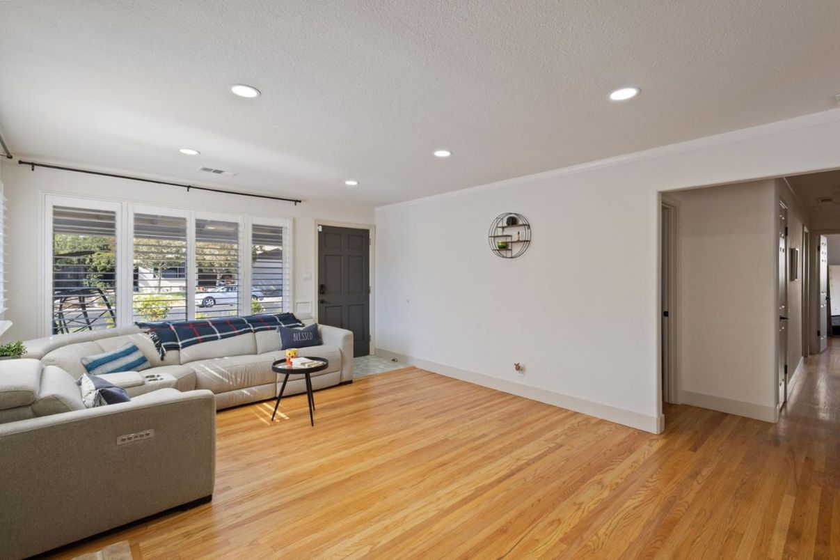 Interior, Living room, Recessed Lighting, Wood Texture Flooring