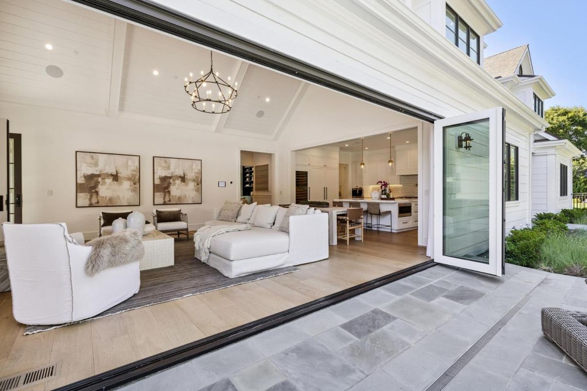 Chandelier, Dining room, Interior, Living room, Pendant Lights, Recessed Lighting, Wood Texture Flooring