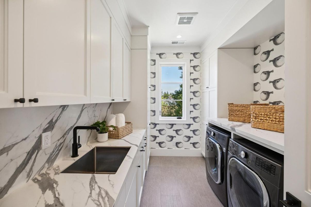 Interior, Recessed Lighting, Washer, Wood Texture Flooring