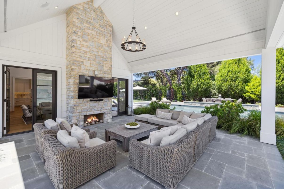 Exterior, Fireplace, Pendant Lights