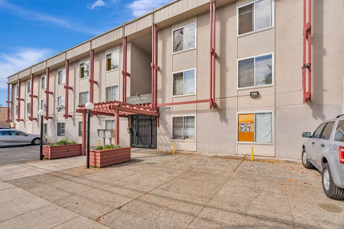 Exterior, Facade, Rowhouse