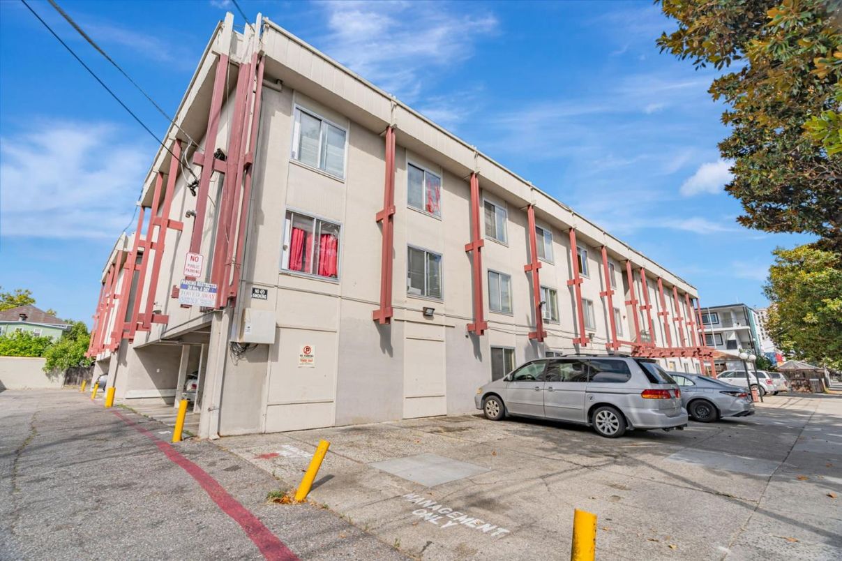 Exterior, Facade, Rowhouse