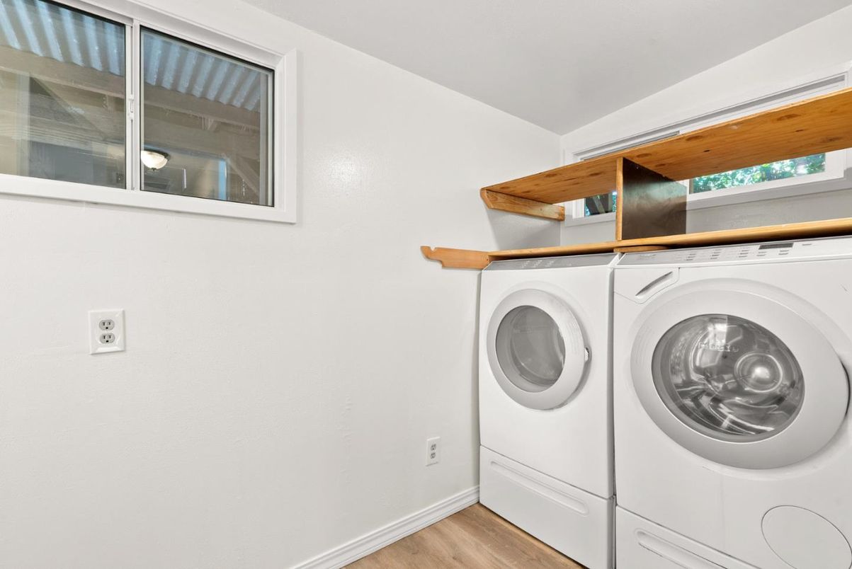 Interior, Washer, Wood Texture Flooring