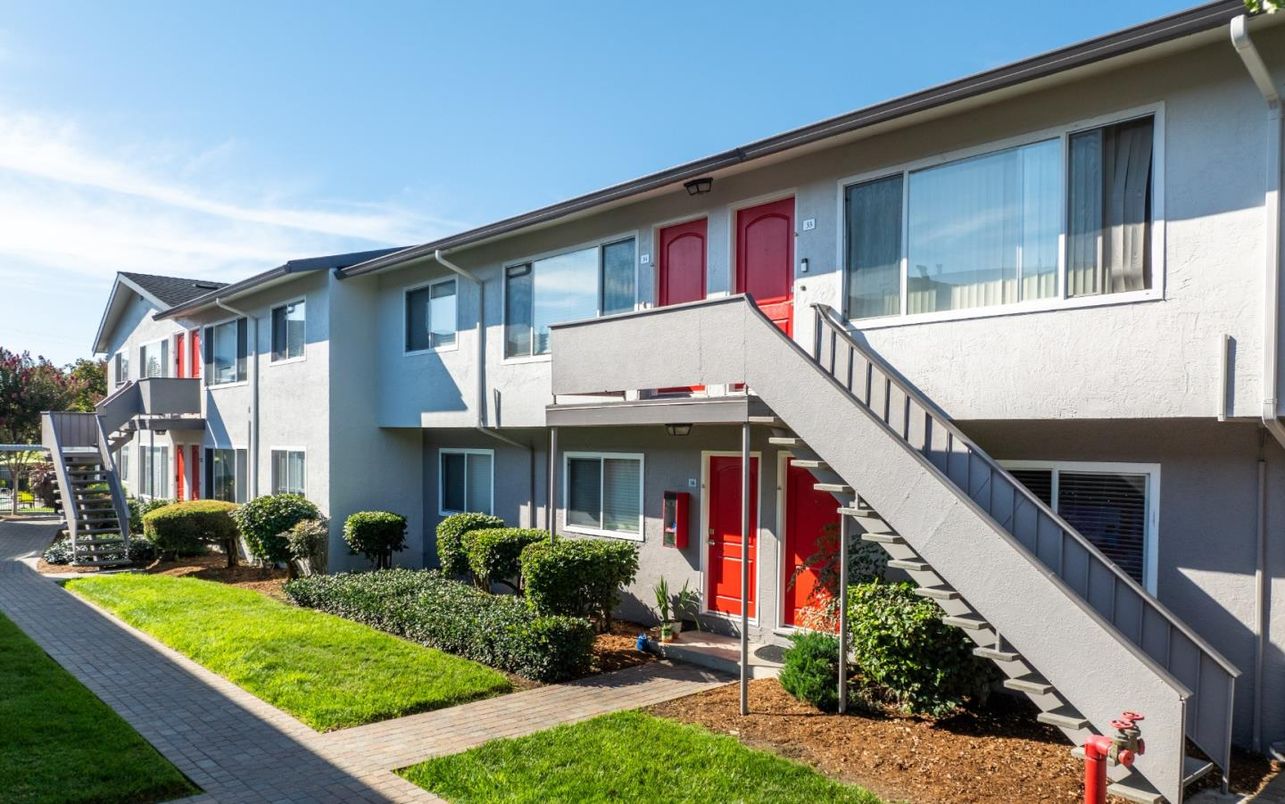 Exterior, Facade, Modern