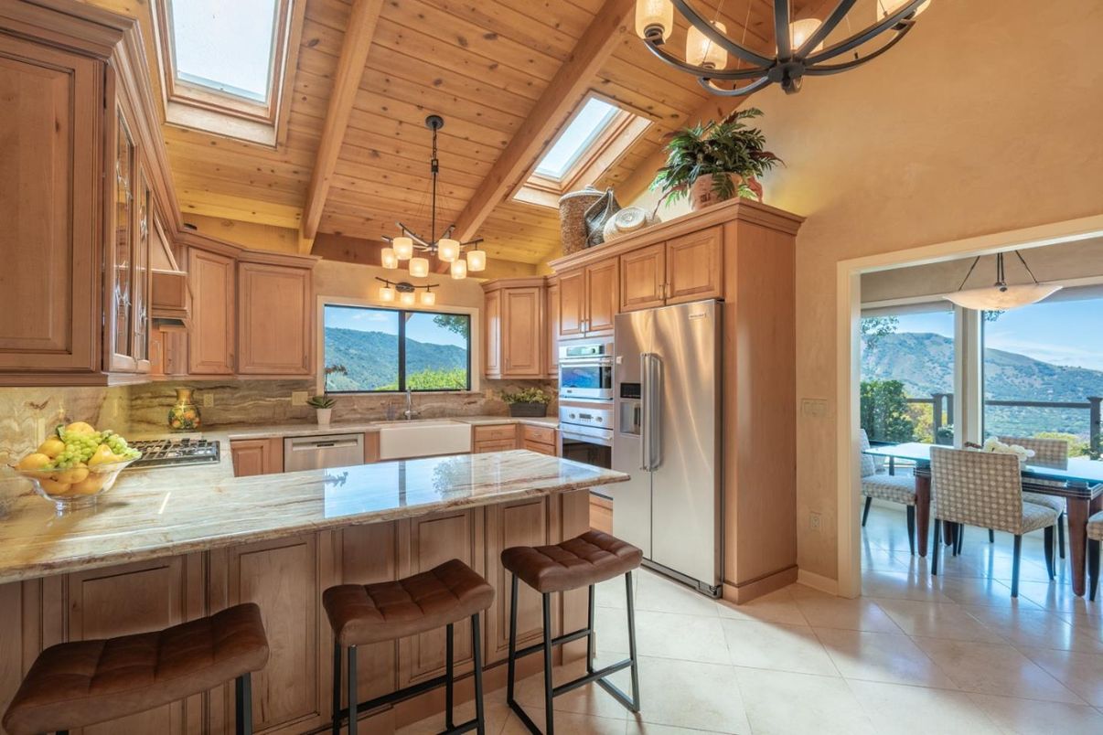 Dining room, Interior, Kitchen, Pendant Lights, Stainless Steel Appliances, Wooden Beams, Wooden Ceilings