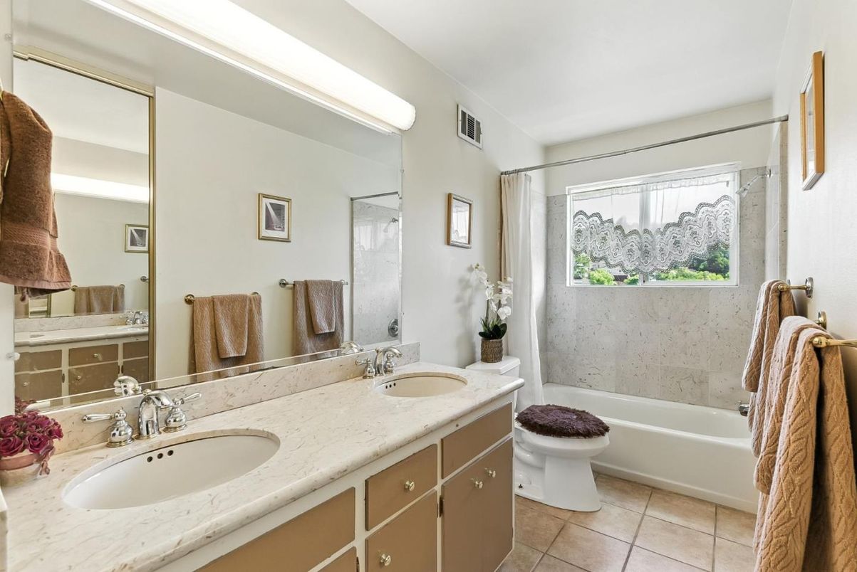 Bathroom, Dual Sink Vanities, Interior