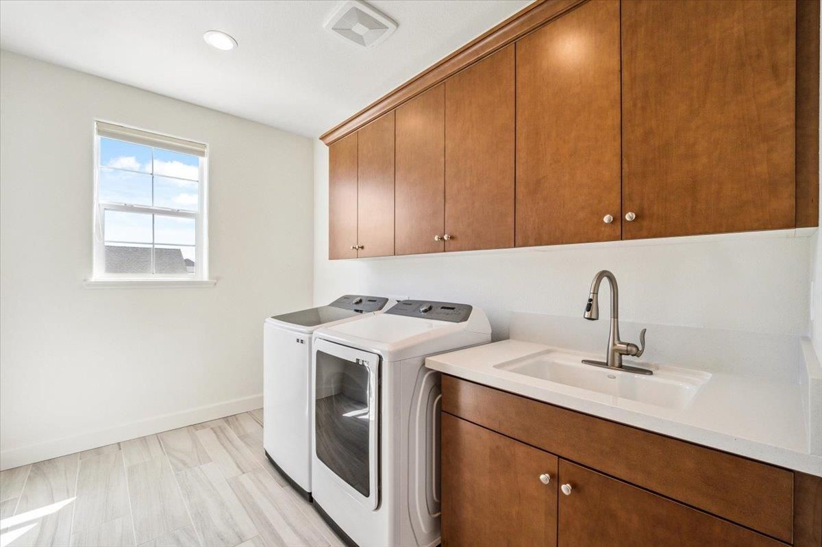 Interior, Recessed Lighting, Washer, Wood Texture Flooring