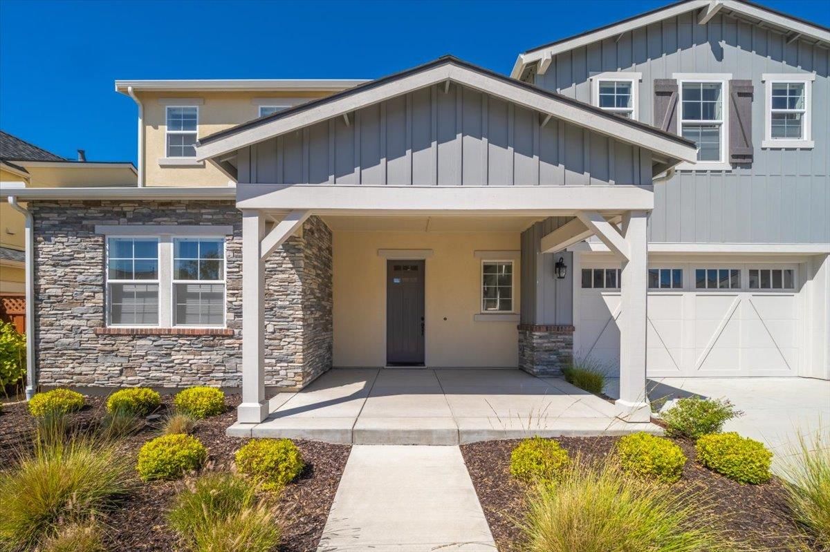 Attached, Exterior, Facade, American Craftsman