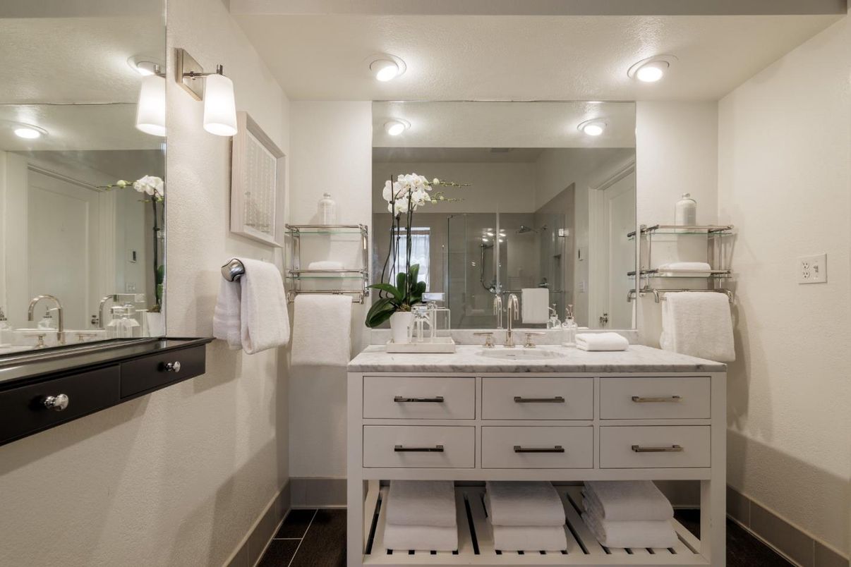 Bathroom, Dual Sink Vanities, Interior, Recessed Lighting