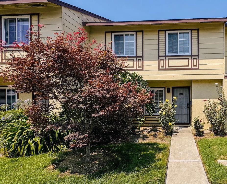 Exterior, Facade, Raised Ranch