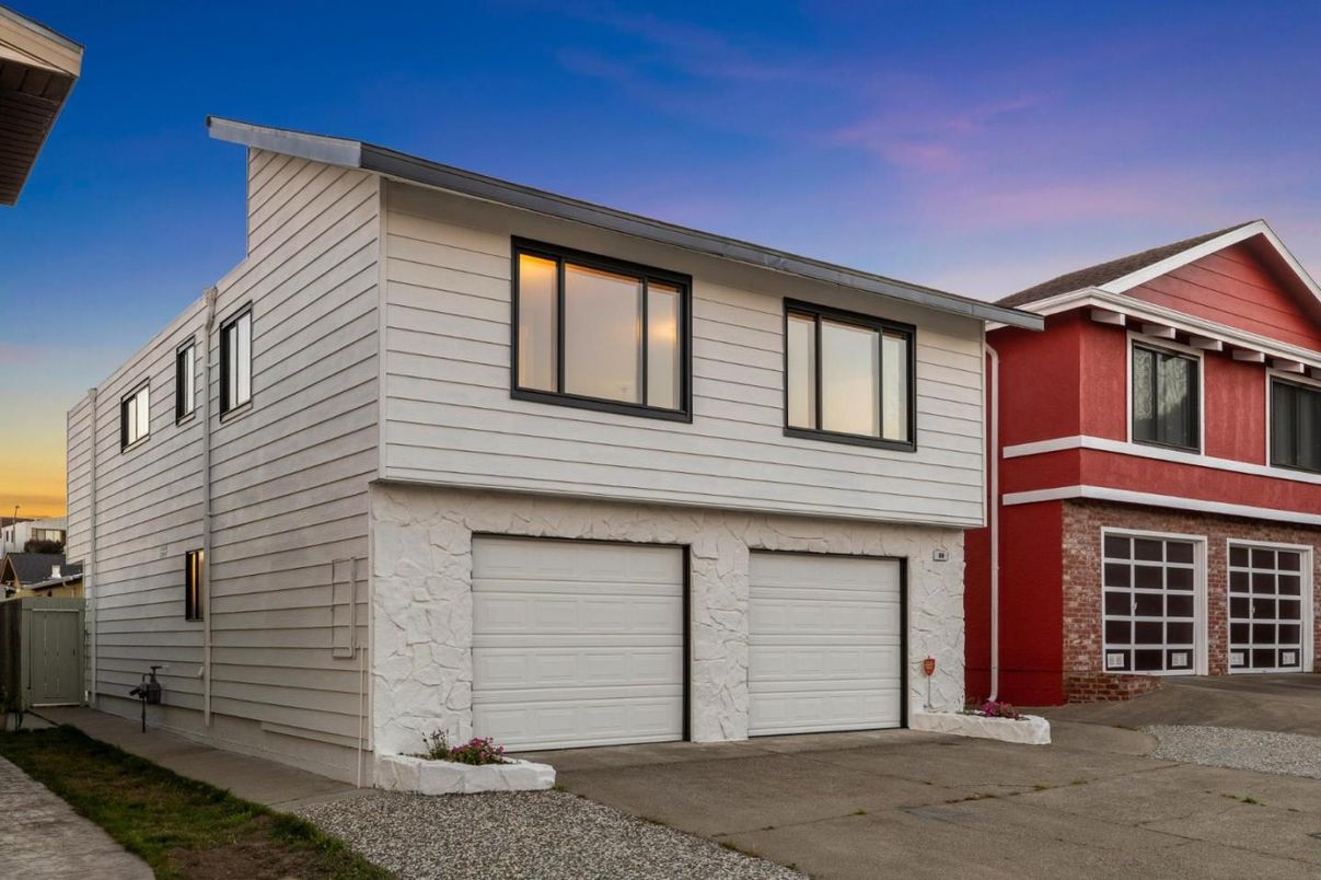 Attached, Exterior, Facade, Rowhouse