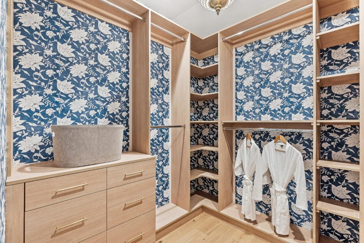 Interior, Walk-in Closets, Wood Texture Flooring