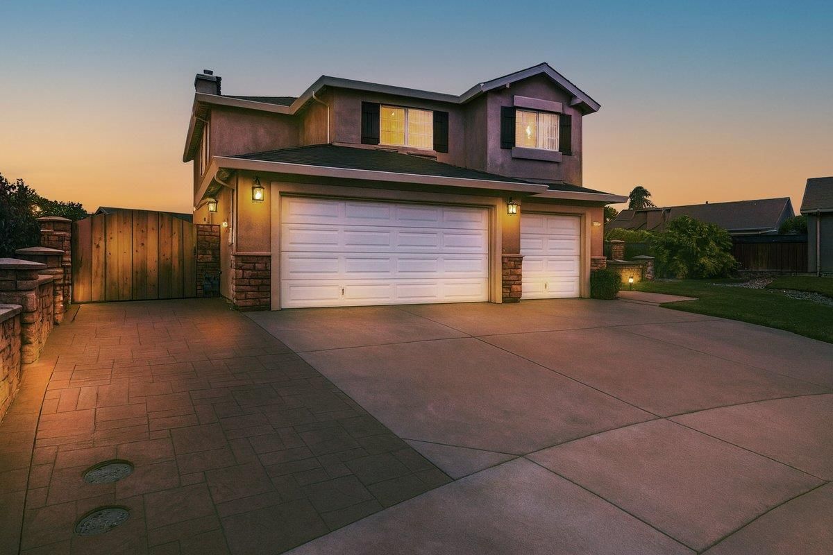 Attached, Exterior, Facade, Modern