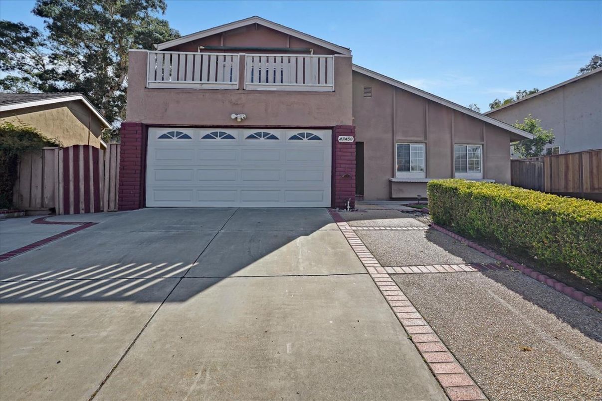Attached, Exterior, Facade, American Craftsman