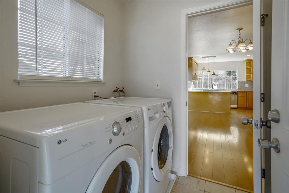 Interior, Washer, Wood Texture Flooring
