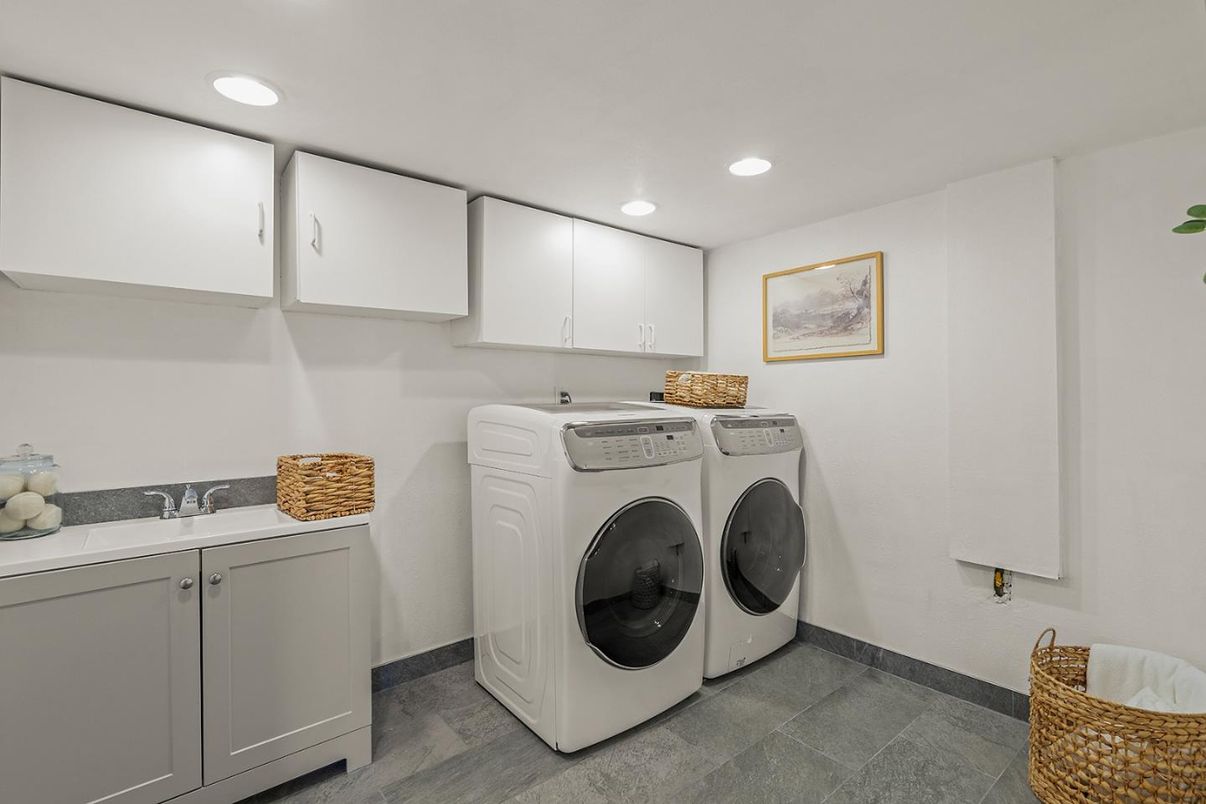 Interior, Recessed Lighting, Washer, Wood Texture Flooring