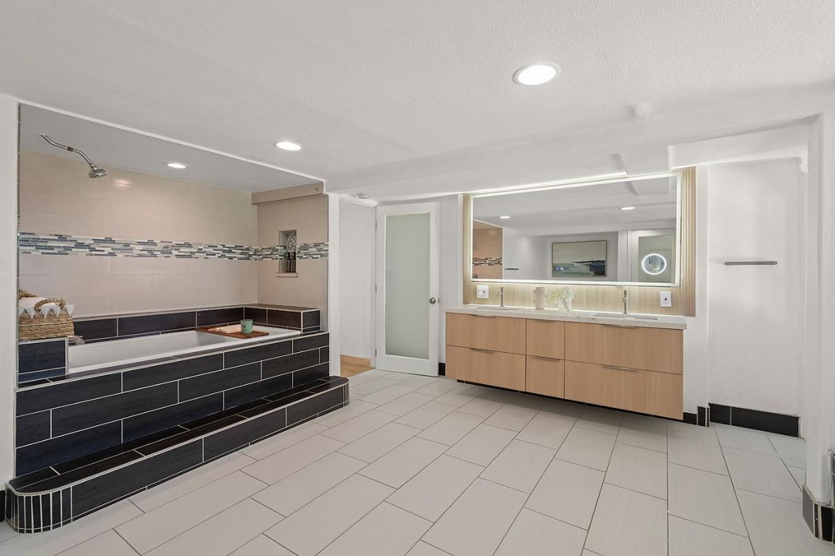 Bathroom, Dual Sink Vanities, Interior, Recessed Lighting