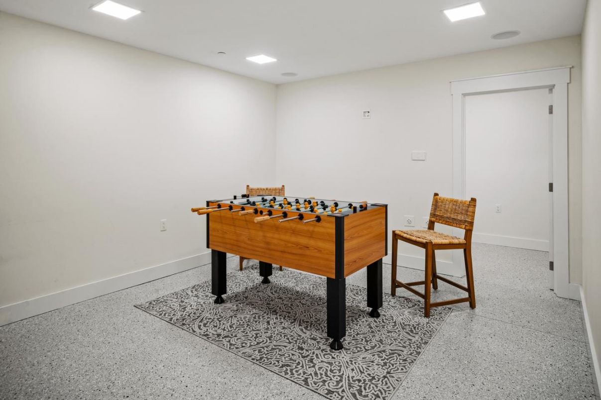 Game Room, Interior, Recessed Lighting